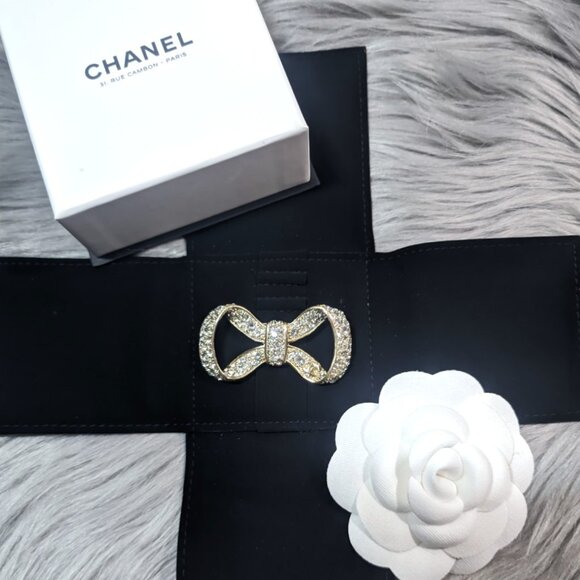 Gorgeous Authentic Classic CC Bow Crystal Brooch - Picture 2 of 8